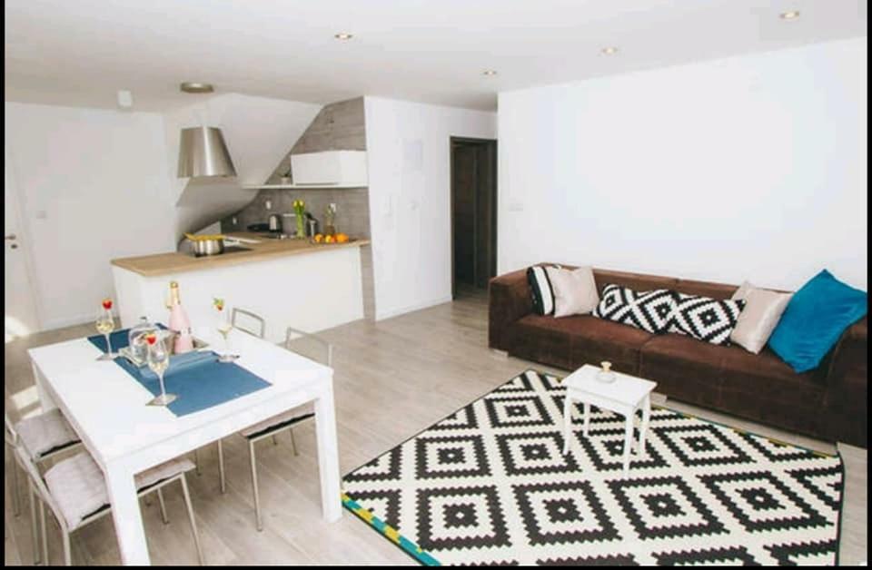 Sustina Apartamento Tribalj Exterior foto